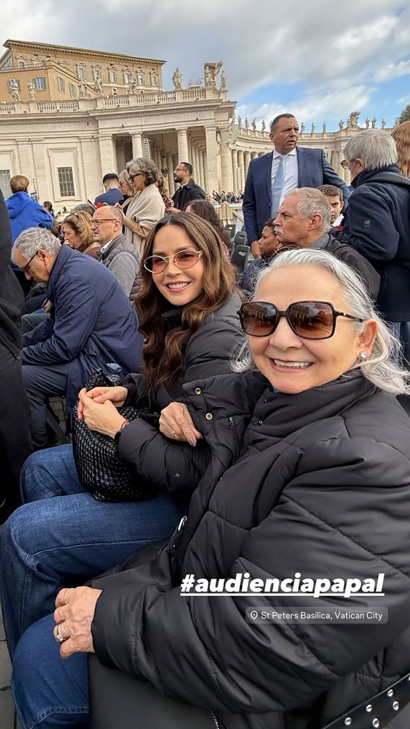 Carmen Villalobos y su mamá, Betty Barrios, en la Audiencia Papal.