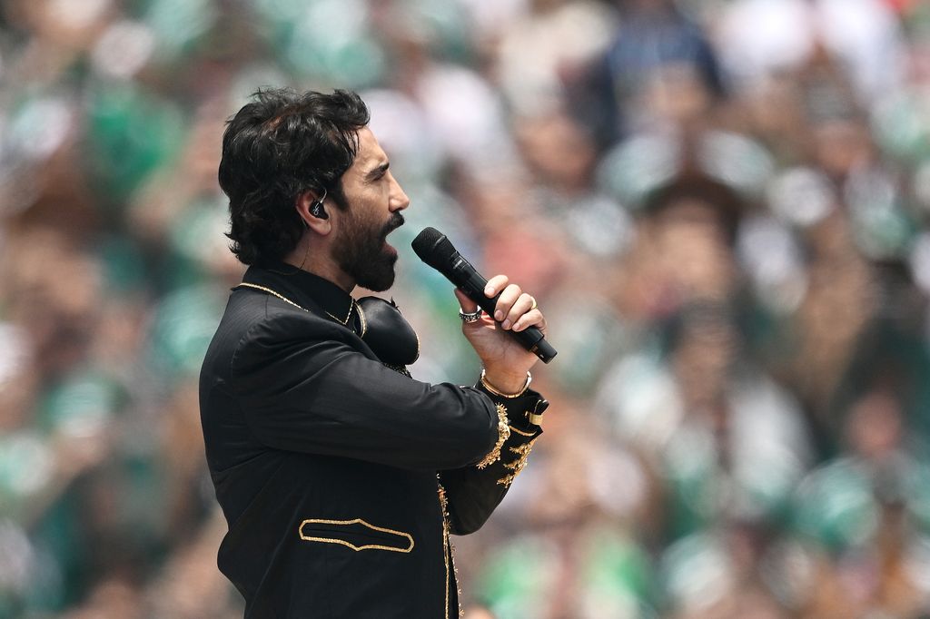 Alejandro Fernández cantó el Himno Nacional Mexicano en la inauguración del Mundial 2026