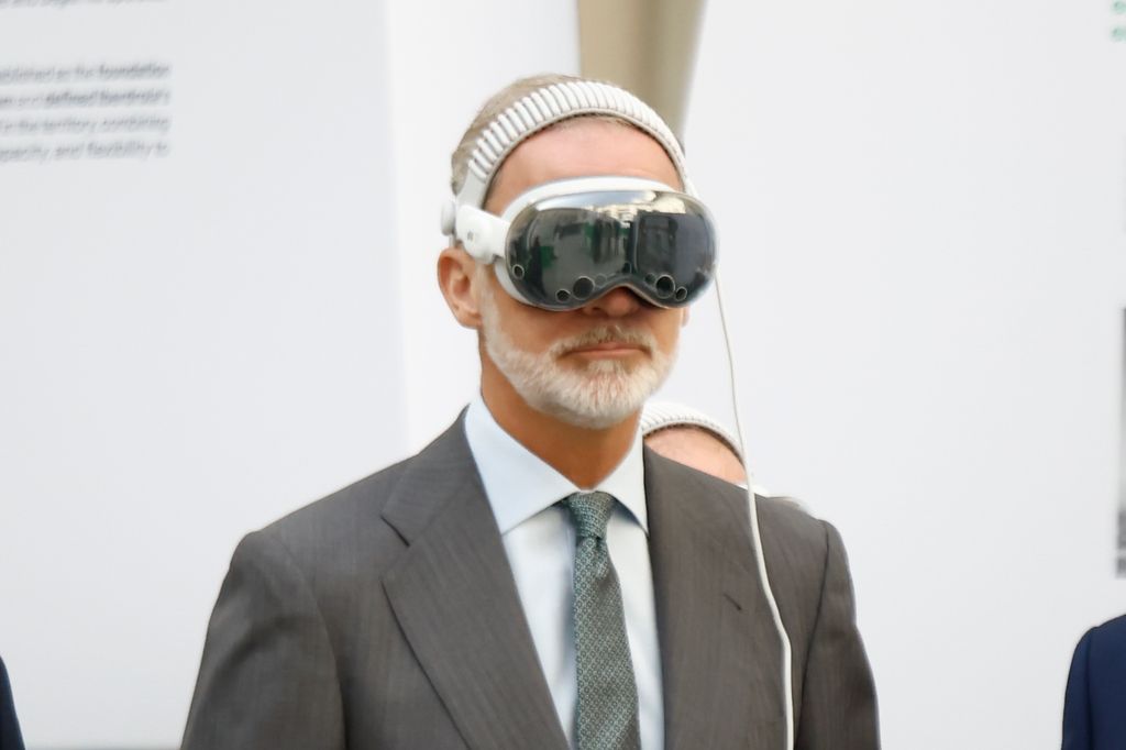 Felipe VI, con gafas de realidad virtual, descubre las propuestas energéticas en la Galería de Cristal del Palacio de Cibeles