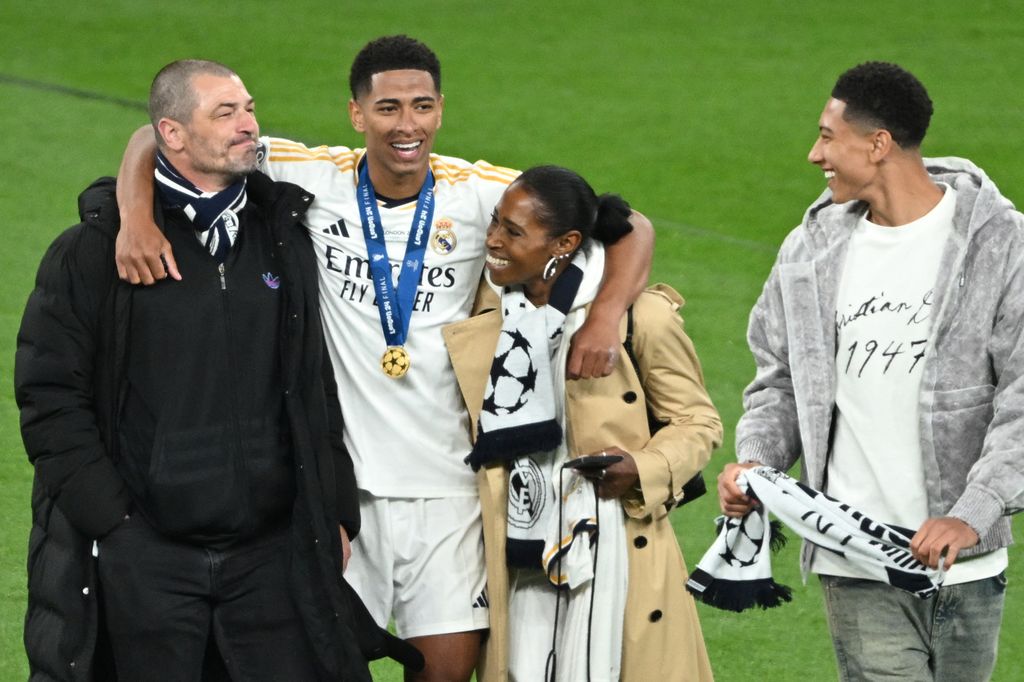 Real Madrid's English midfielder #05 Jude Bellingham celebrates with his mother Denise, his father Mark and his brother Jobe after the UEFA Champions League final football match between Borussia Dortmund and Real Madrid, at Wembley stadium, in London, on June 1, 2024. (Photo by JUSTIN TALLIS / AFP) (Photo by JUSTIN TALLIS/AFP via Getty Images)
