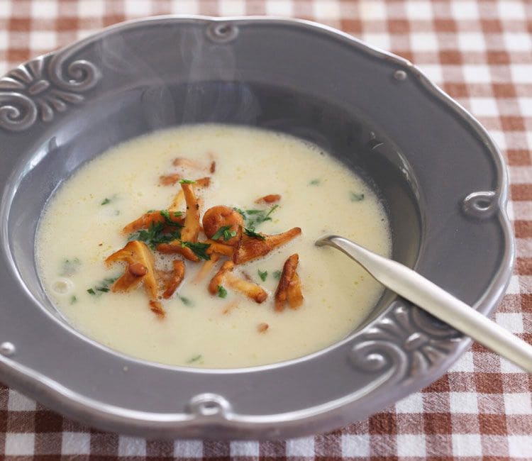Crema de tupinambo con 'chantarellas'