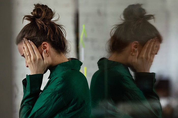 mujer con dolor de cabeza