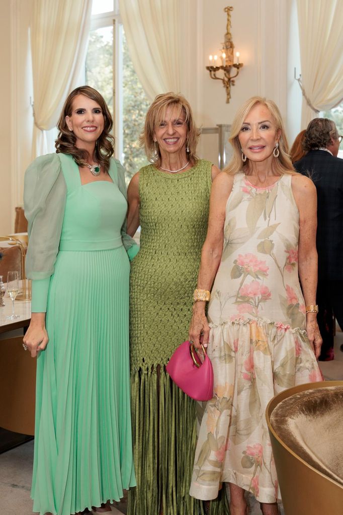 La duquesa de Cardona, junto a la doctora Juana Crespo y Carmen Lomana, madrina de su hijo Juan Ramón