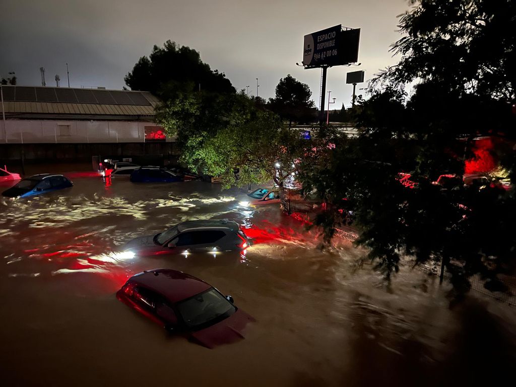 La Aemet avisa de cuánto va a durar la DANA que está sufriendo España y hacia dónde se dirige 4 Merca2.es España afectada por una DANA: fuertes lluvias y consecuencias devastadoras