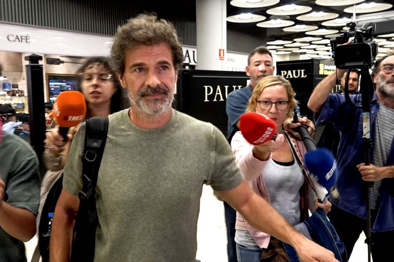 Rodolfo Sancho en el aeropuerto