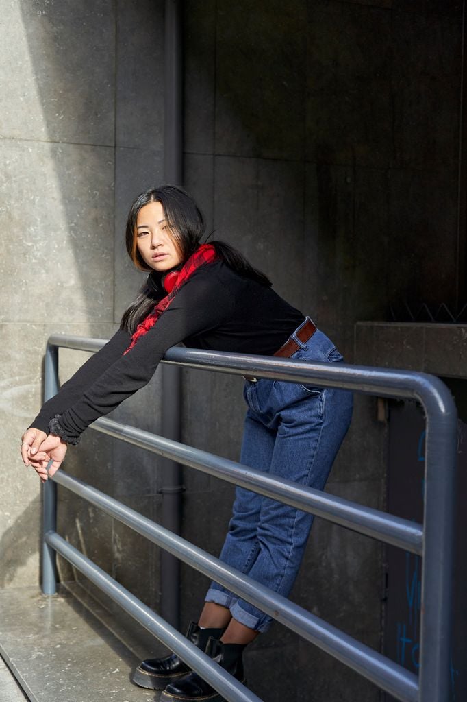 chica estirada barandilla