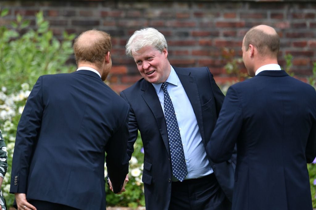 Los príncipes Guillermo y Harry con su tío el conde Spencer