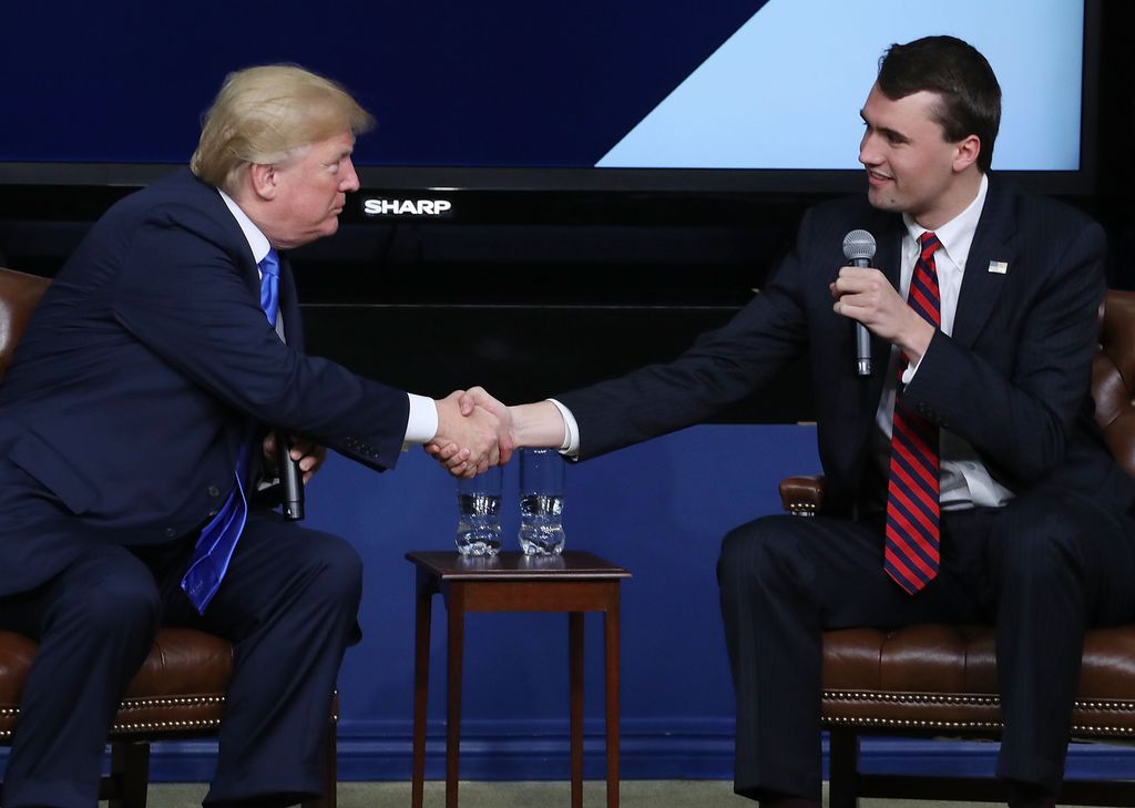 Donald Trump junto a Charlie Kirk 