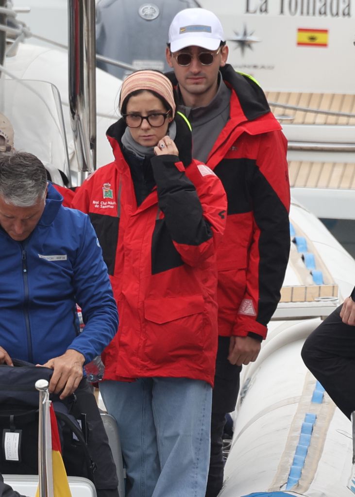 Victoria de Marichalar y su novio, Jorge Navalpotro, visitan a don Juan Carlos en las regatas de Sanxenxo