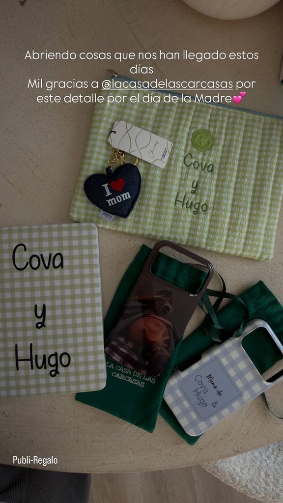 Marta Castro muestra los regalos que ha recibido