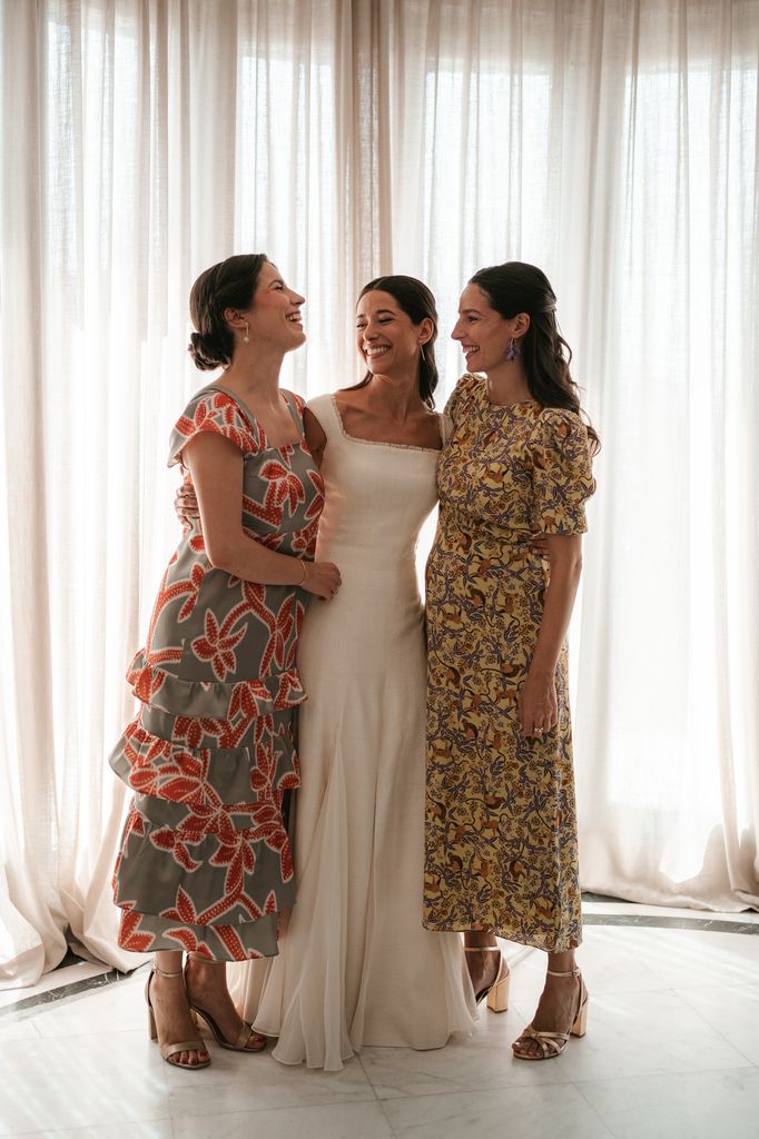 Novia con invitadas estilosas
