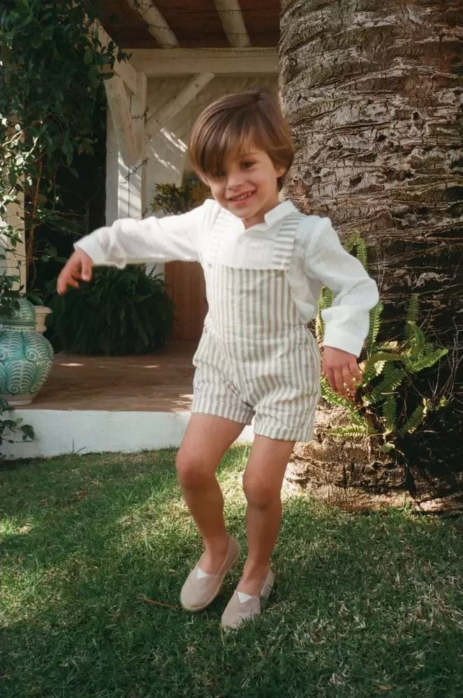 Conjunto de niño de arras con peto de rayas y camisa de lino de Doña Carmen