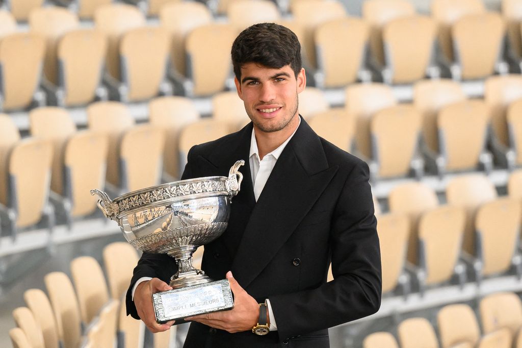 Carlos Alcaraz con su trofeo tras su victoria en Roland Garros