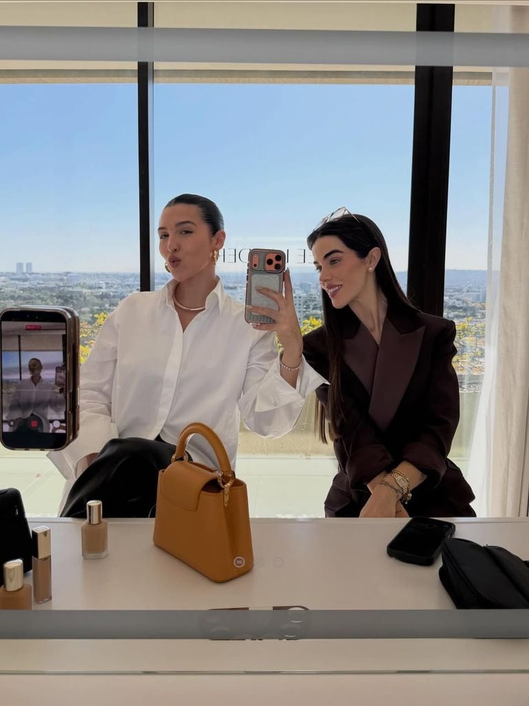 Alba Díaz en Los Ángeles junto a Violeta Mangriñán, con look de oficina.