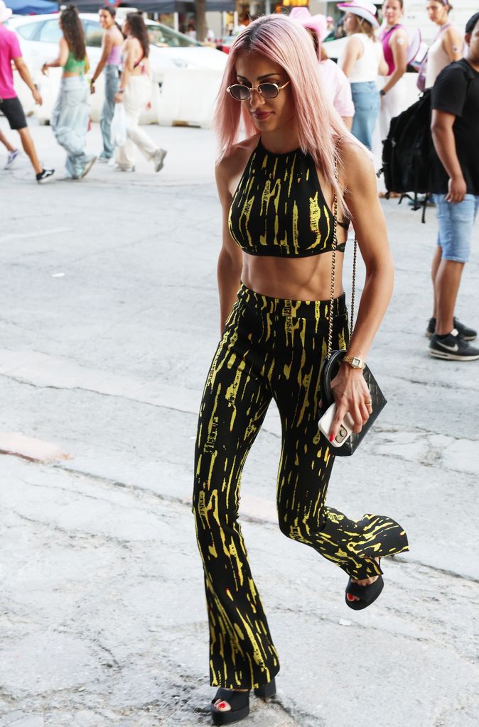 Hiba Abouk en el concierto de Karol G en Madrid