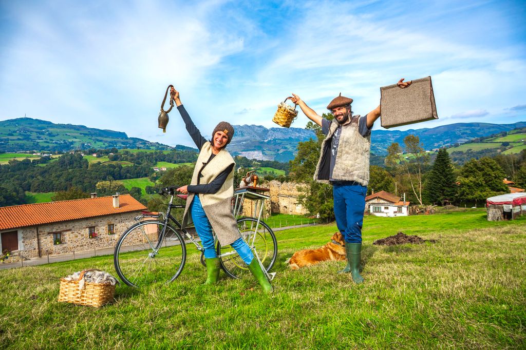 Mutur Beltz, de Laurita Siles y Joseba Edesa. Ambos llevan a cabo un proyecto con la intención de dejar la ciudad y vivir en el campo, en busca de un impulso ecológico, la autogestión y la soberanía alimentaria a través de la experiencia creativa.
Karrantza (Carranza). Comarca de Enkarterri (Las Encartaciones). Bizkaia (Vizcaya). Euskadi (País Vasco). España.Karrantza. Carranza. Enkarterri Region. Encartaciones Region. Bizkaia. Vizcaya. Euskadi. Pais Vasco. Basque Country. Spain.
