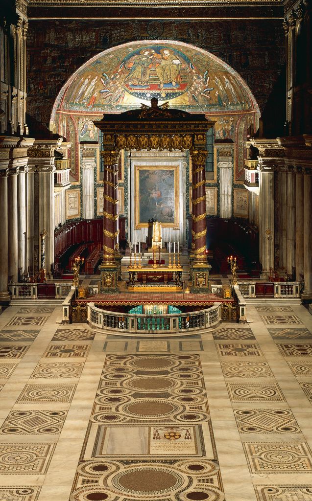 Interior y altar mayor de la basílica