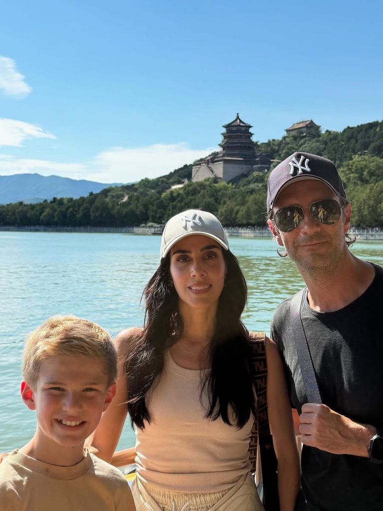 Sandra Echeverría y su familia en el Palacio de verano en Beijing.