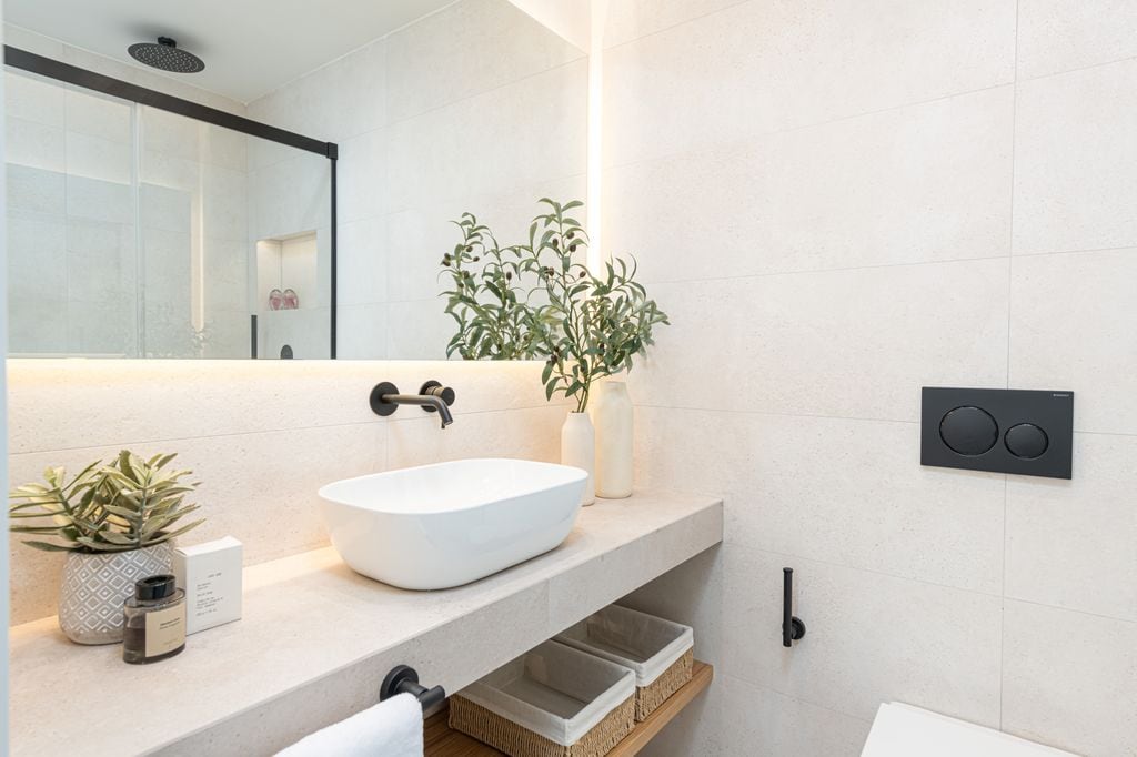 Baño con lavabo de sobrencimera