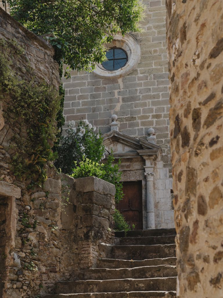 La fachada restaurada de la iglesia de Sant Martí Vell, reflejo del compromiso de la Fundación Nando y Elsa Peretti con la conservación del patrimonio cultural del pueblo.