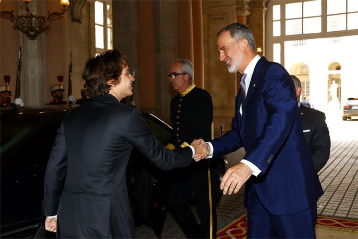 El rey Felipe saluda al príncipe Hashem