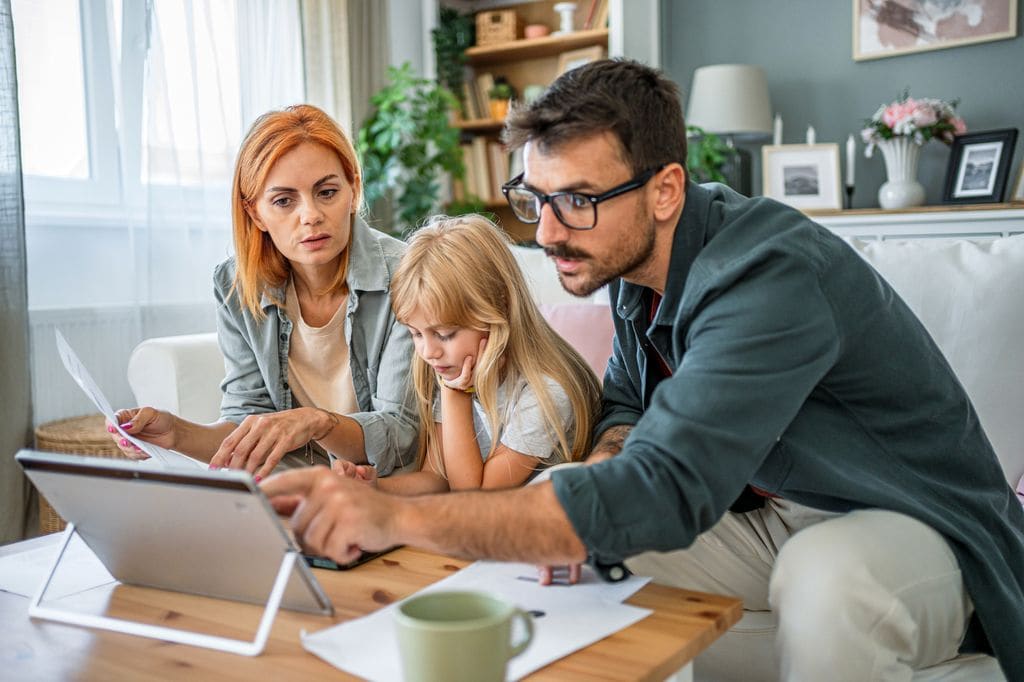 Padres piden cita online para sacar el DNI a su hija