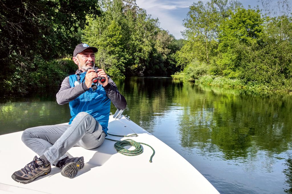 Carlos Sainz, fundador de Bahía de Santander Ecoturismo, contemplando aves en la ría de Cubas. Cantabria