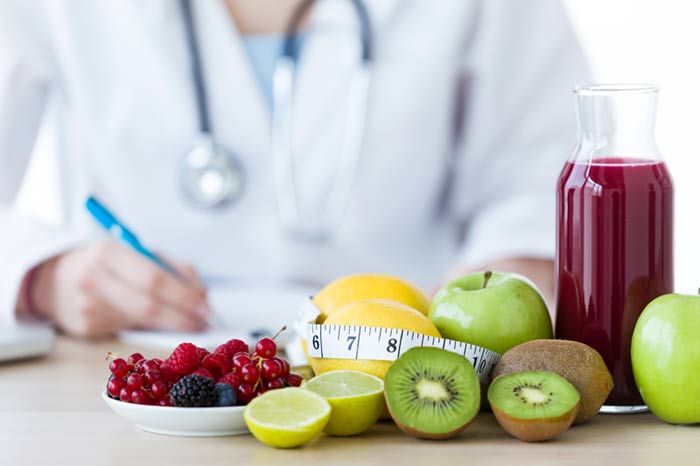 nutricionista en consulta con alimentos sanos