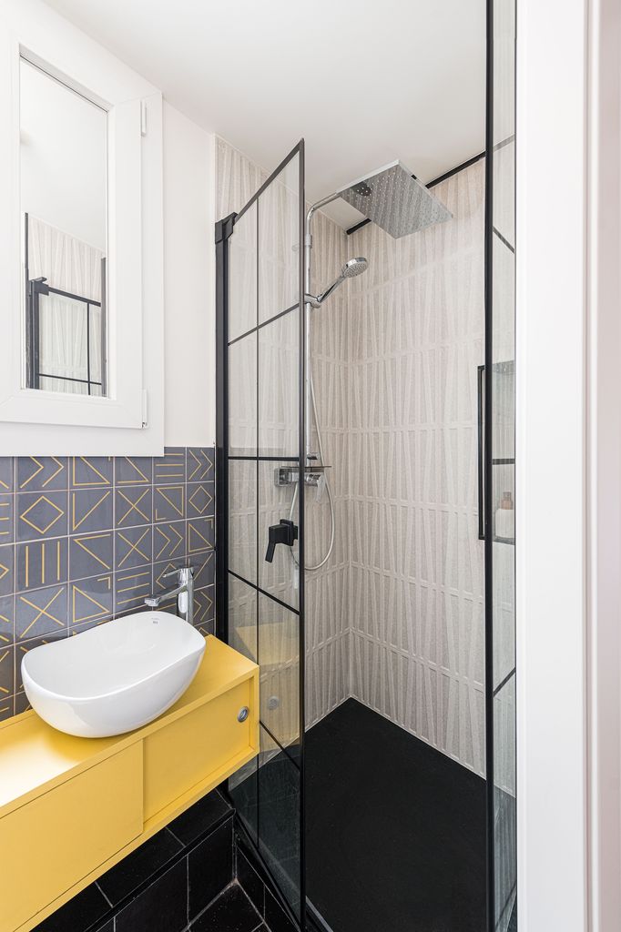 Baño pequeño con mueble amarillo. 