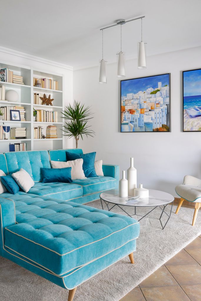 Salón con sofá azul. 