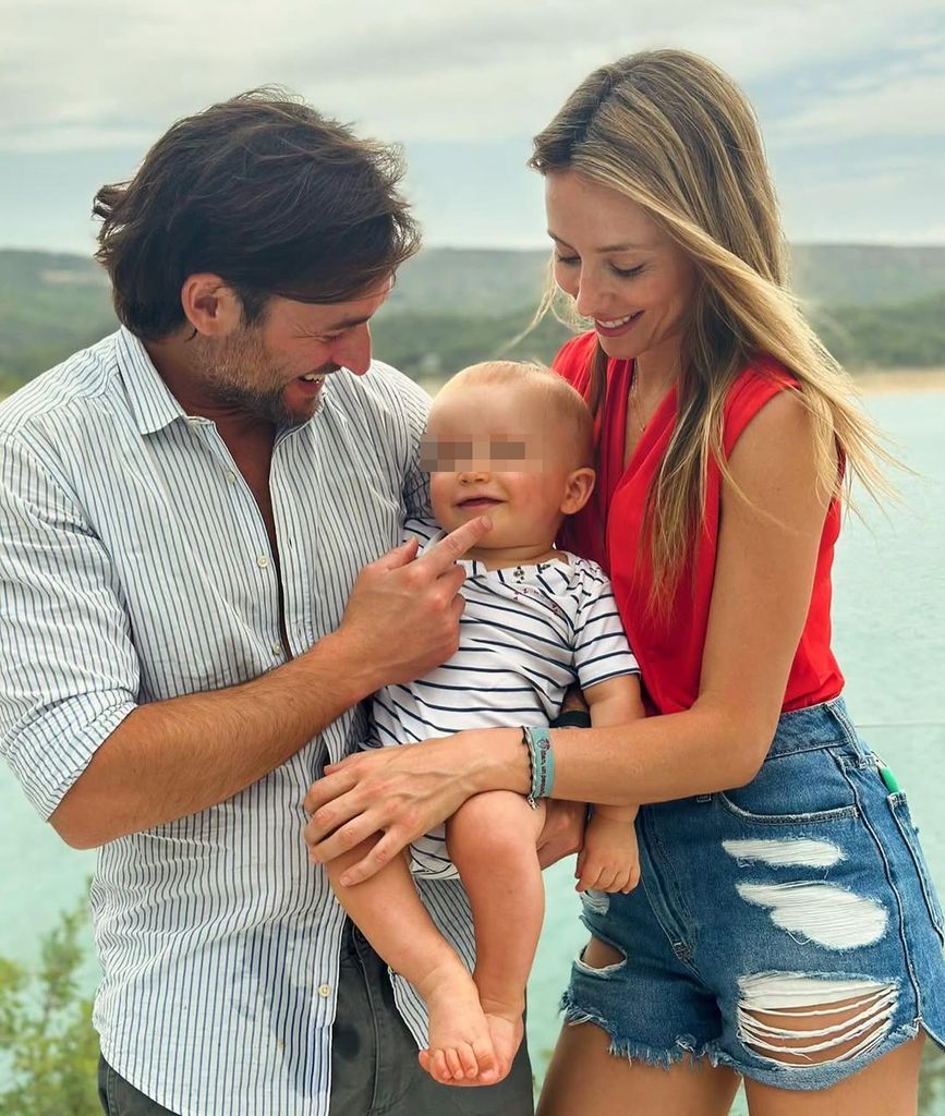Cristina Gullón y Nacho Varo con su hijo