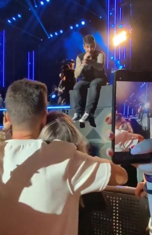 Melendi y la pareja que se prometió en directo en su concierto