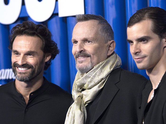 Miguel Bosé con los actores de su serie 