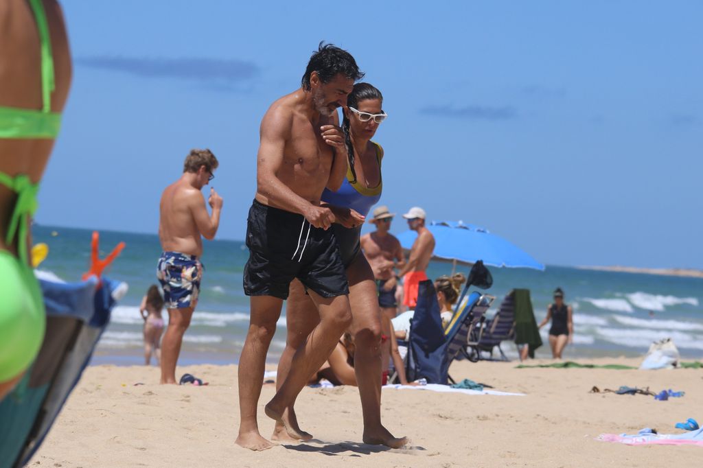 Nuria Roca y Juan del Val en una playa de Cádiz, 14 de agosto de 2024
