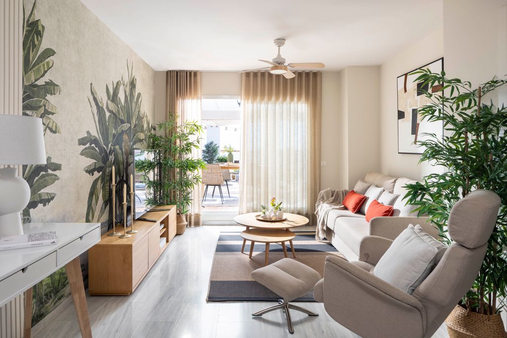 Salón de diseño biofílico, que demuestra un gran amor por la naturaleza en el motivo del papel pintado, la integración de plantas y la conexión con la terraza