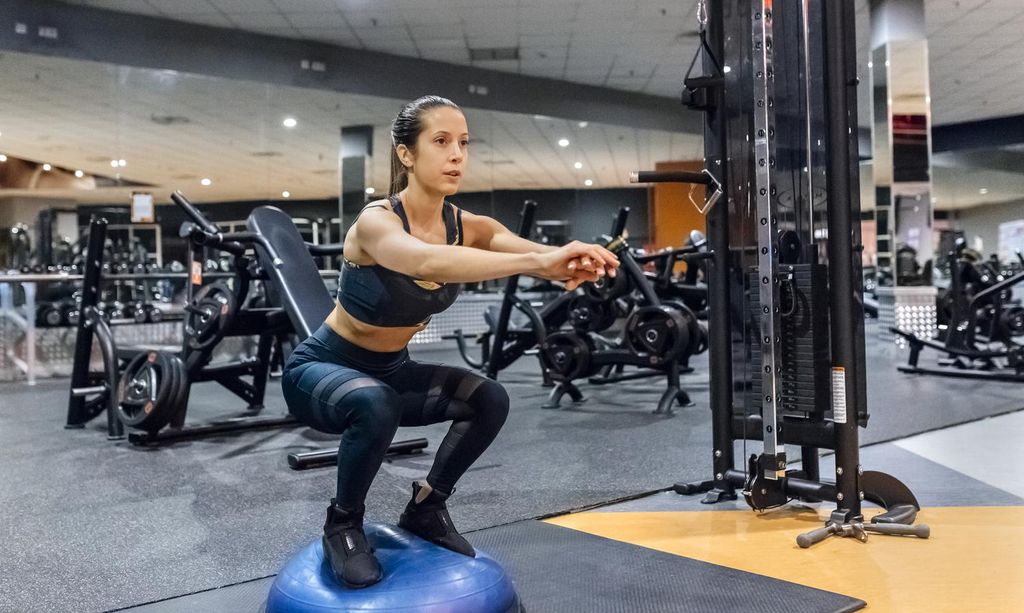 mujer entrena con bosu1