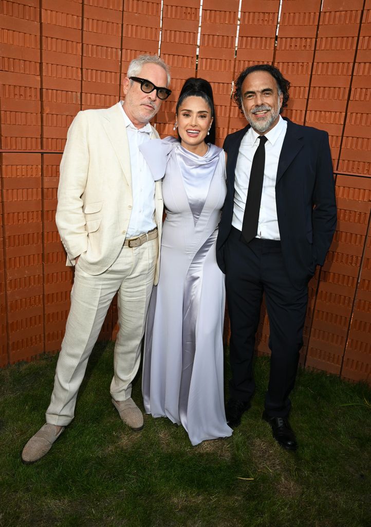 De izquierda a derecha: Alfonso Cuarón, Salma Hayek y Alejandro González Iñárritu en el evento The Serpentine Summer Party 2026 en Serpentine South el 23 de junio de 2026, en Londres, Inglaterra.