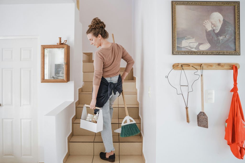 Mujer con productos de limpieza. 