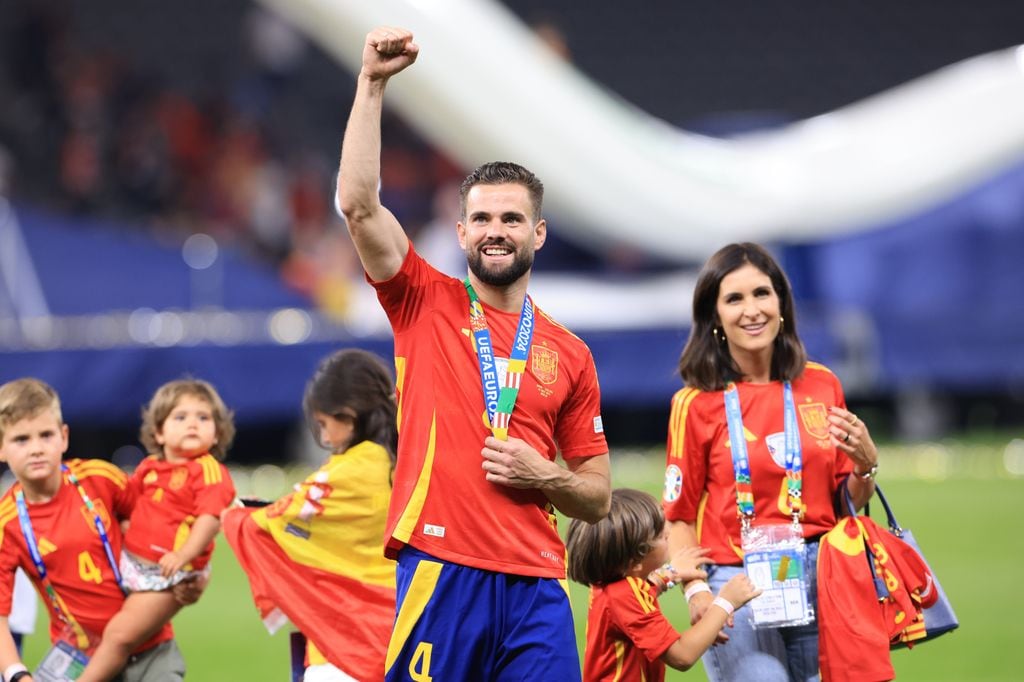 Nacho Fernández con su mujer María Cortés y sus hijos en la Eurocopa 2024