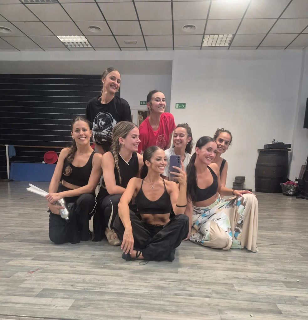 Lola con sus compañeras del cuerpo de baile que acompañó a Isabel en el concierto