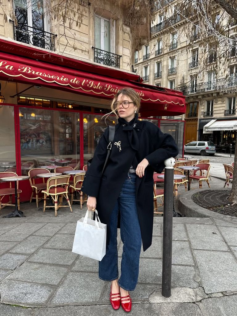 Bailarinas rojas con vaqueros
