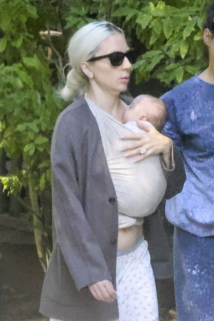 Estas son las primeras imágenes de Lady Gaga llevando a su bebé, quien tiene unas semanas de nacido. 