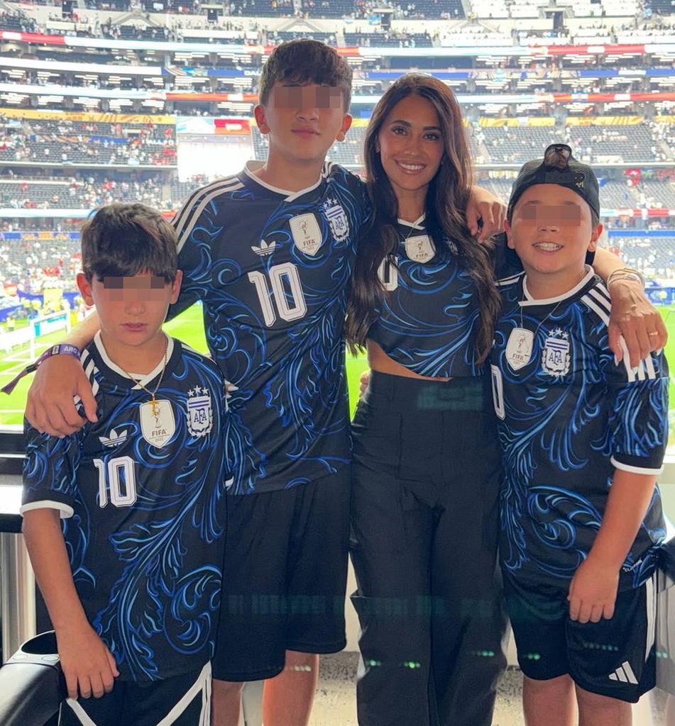 Antonella Rocuzo, viendo a Messi en el estadio con sus hijos