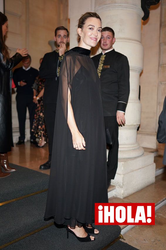 La capa negra de Zara que Marta Ortega lleva con vestido lencero