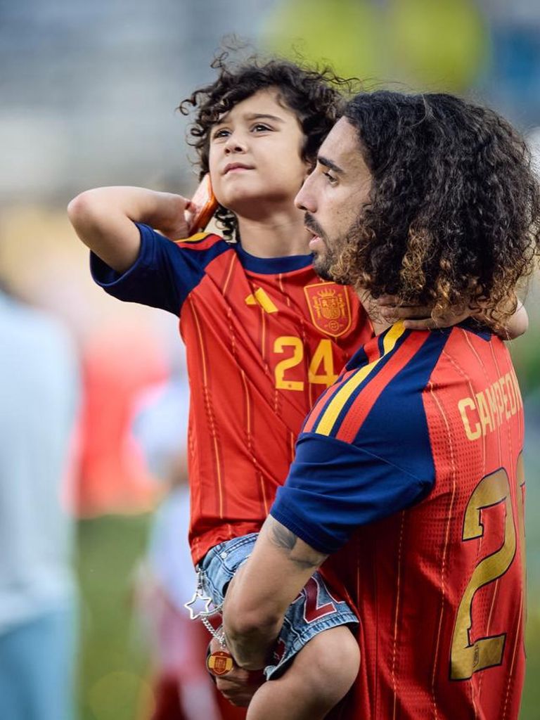 Marc cucurella junto a su hijo tras la victoria de España en el Mundial 2026