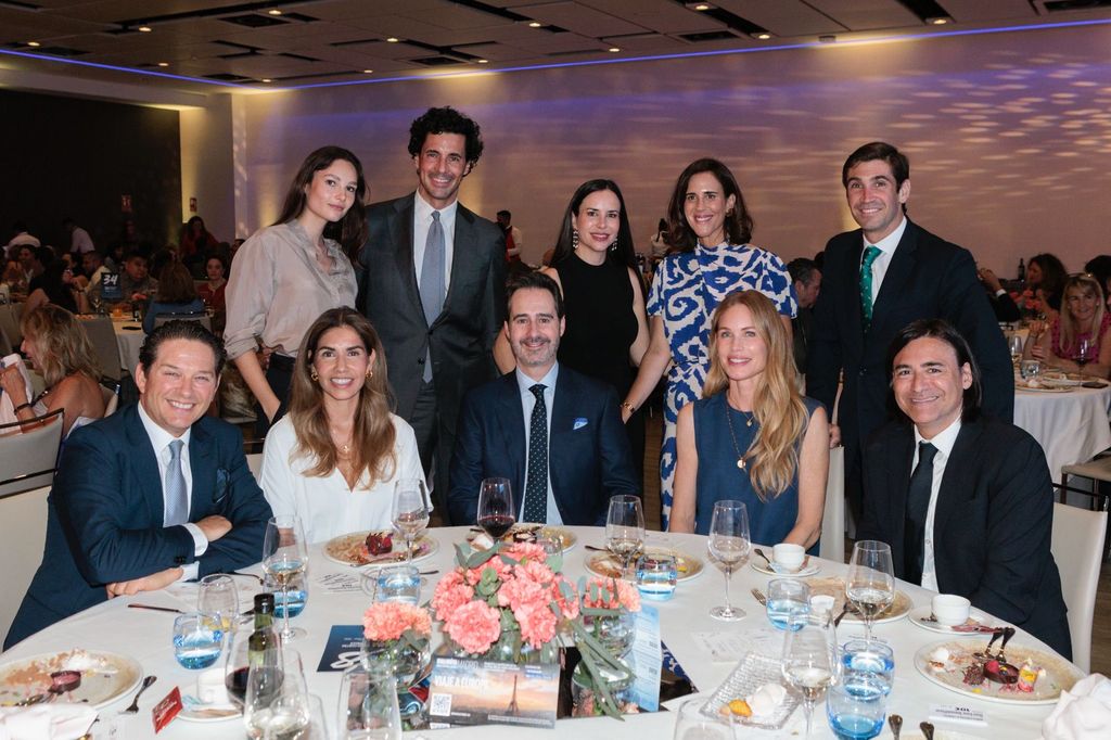 Fila de abajo: Dr. José Carbonell (primero izquierda), Déborah Martínez, Javier Águila (Hyatt Hotels Corporation), Helen Svedin. Fila de arriba: Gabriela Araluce (tercera por la izquierda, head of Design de UNOde50) y Carla Araluce ( cuarta por la izquierda, Clínica Universidad de Navarra) y Pedro Clavería (cofundador de Playtomic)