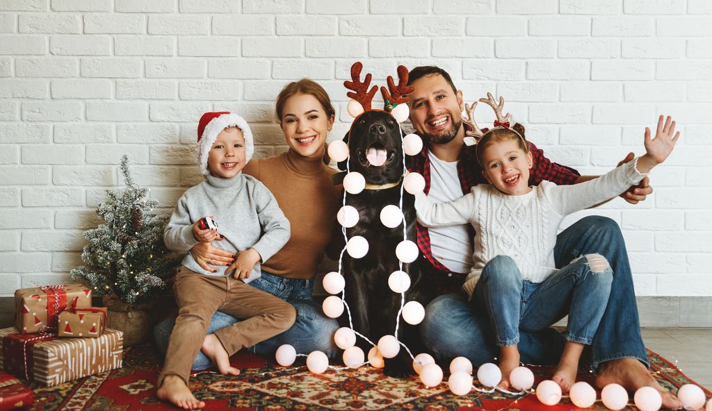 
Familia con su perro en Navidad