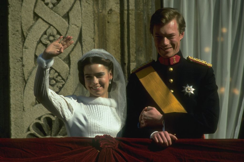 Enrique y María Teresa en sus nupcias, junto a la tiara de diamantes