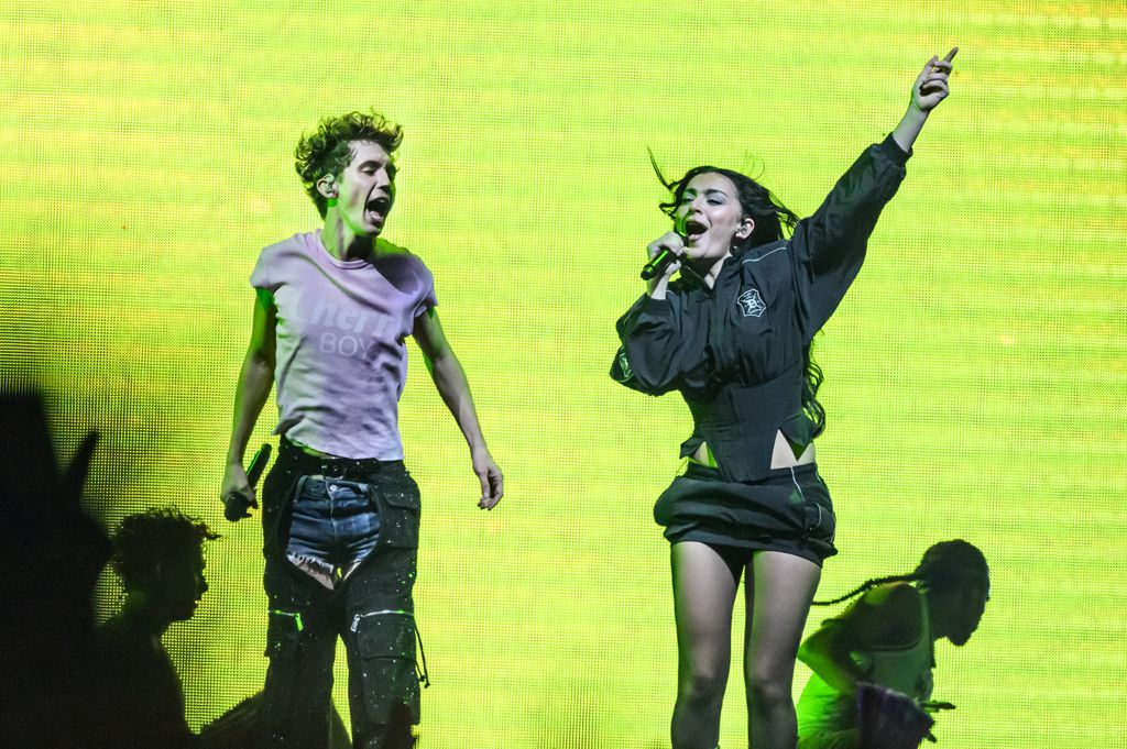 Charli XCX junto a Troye Sivan en el Arena Wembley en Londres (27 junio 2024)