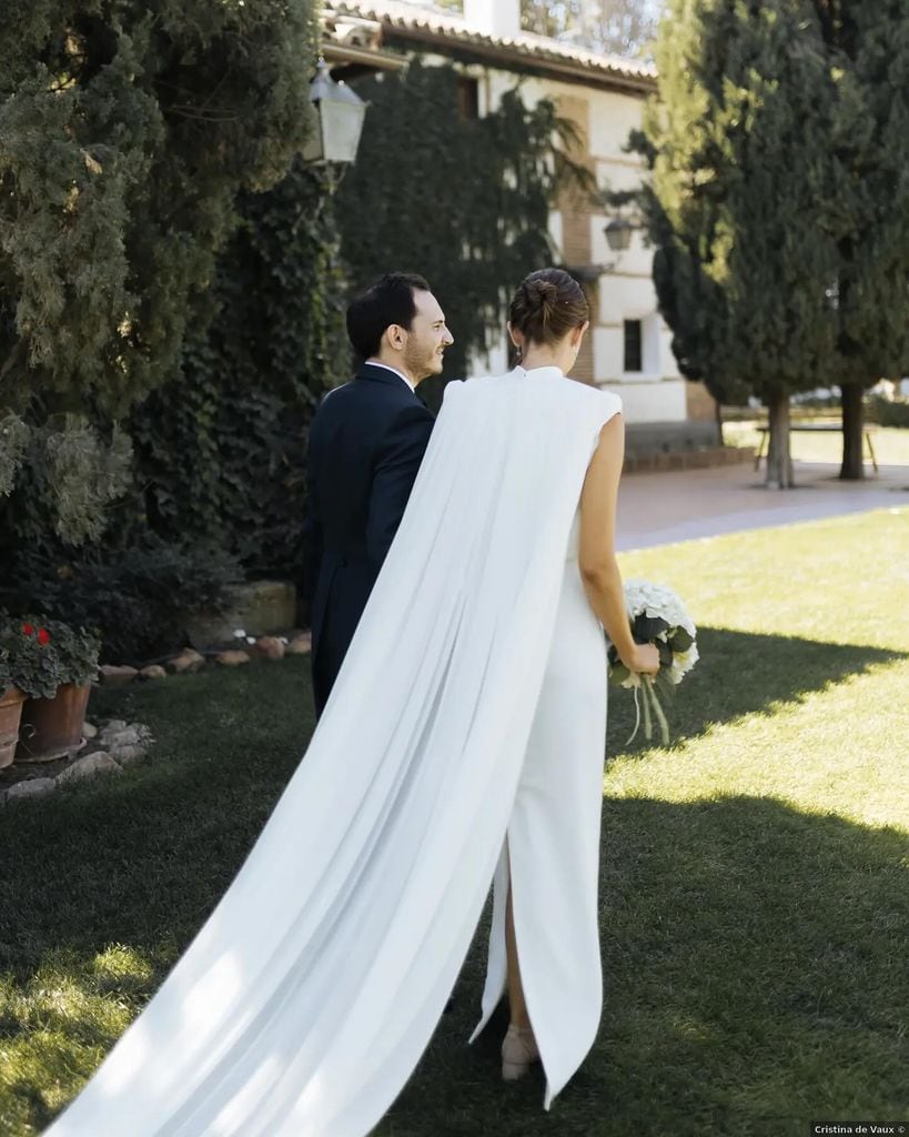 Vestido de novia con capa